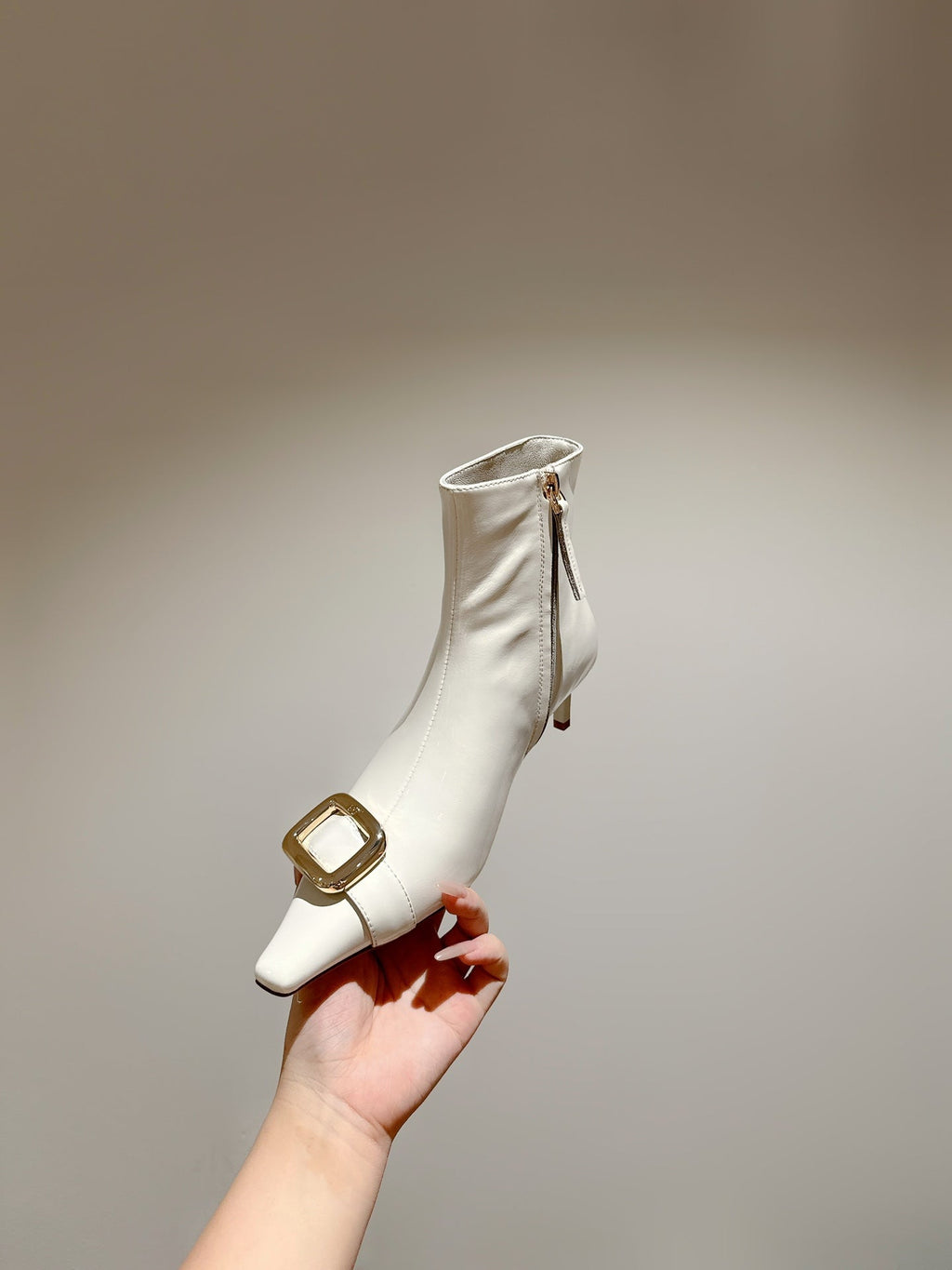 VIV CANARD ANKLE BOOTS IN WHITE GLOSSY CALFSKIN