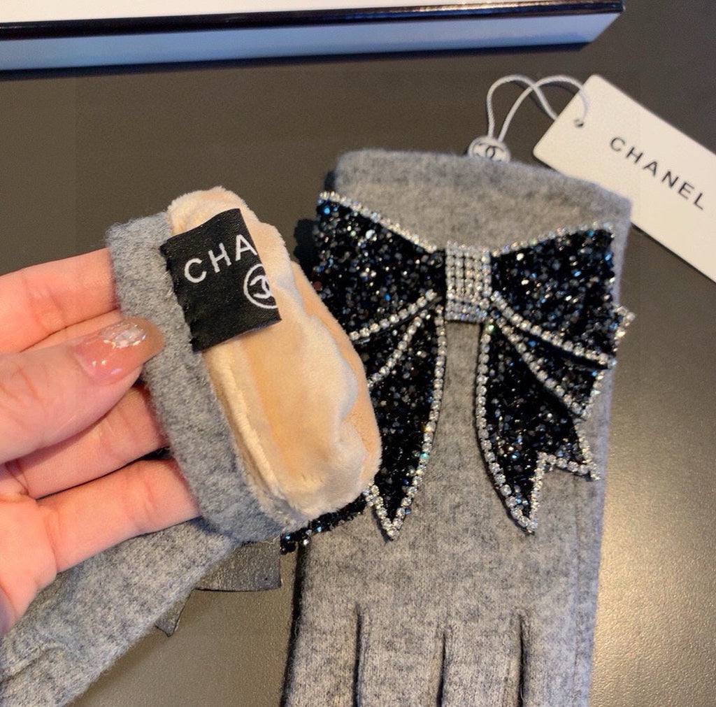 GLOVES IN DOVE GRAY WOOL WITH RHINSTONES 429246