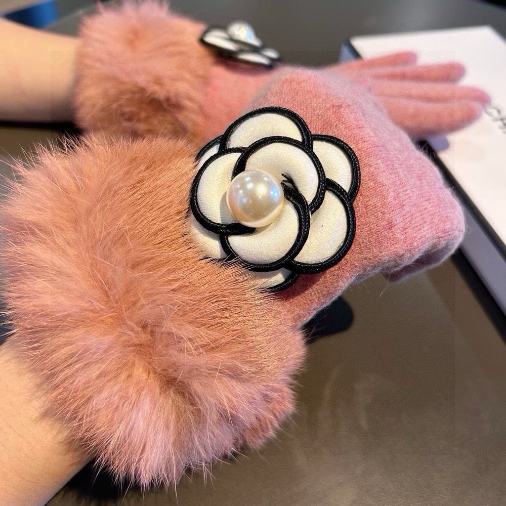 GLOVES IN ROUGE PINK WOOL WITH RABBIT FUR 439142