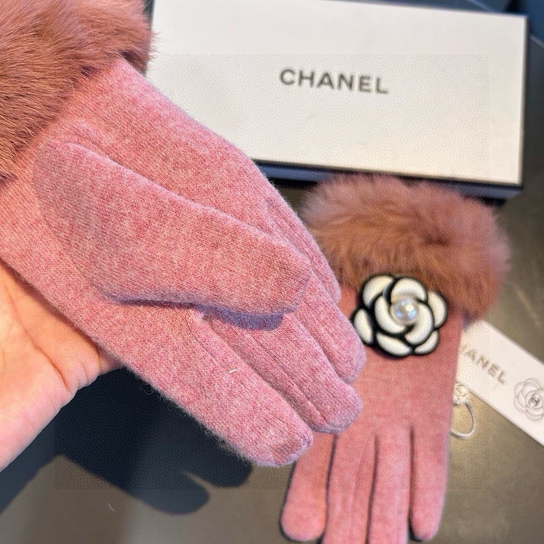 GLOVES IN ROUGE PINK WOOL WITH RABBIT FUR 439142