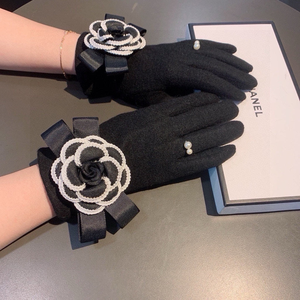 GLOVES IN BLACK WOOL WITH FLOWER 456325