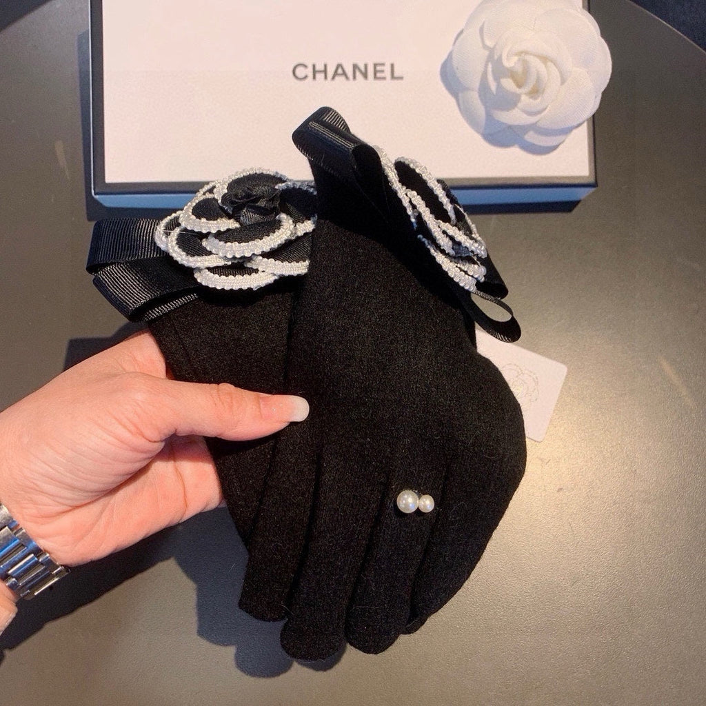 GLOVES IN BLACK WOOL WITH FLOWER 456325