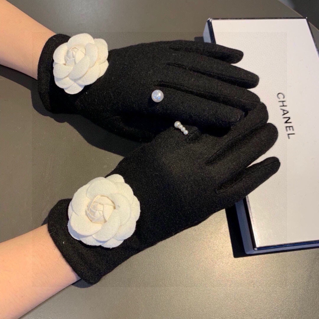 GLOVES IN BLACK WOOL WITH LARGE WHITE FLOWER 464993