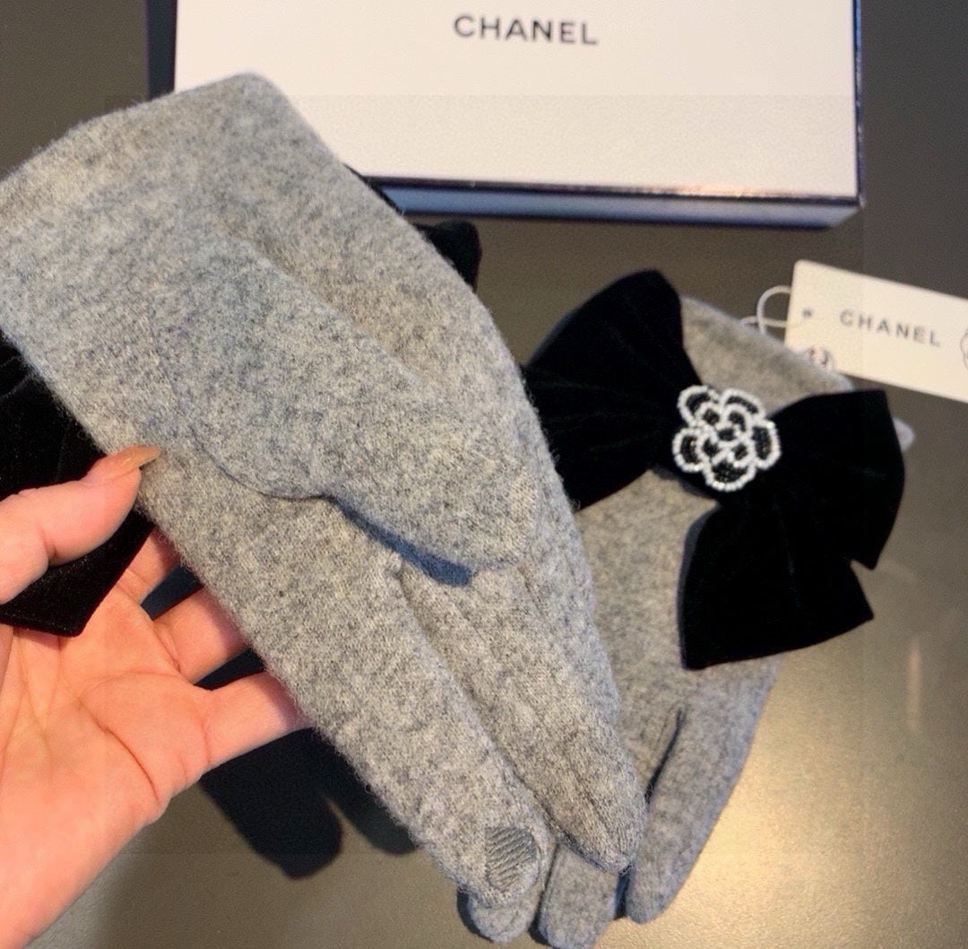 GLOVES IN DOVE GRAY WOOL WITH LARGE BLACK BOW 464994