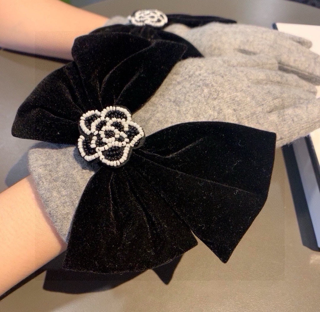 GLOVES IN DOVE GRAY WOOL WITH LARGE BLACK BOW 464994