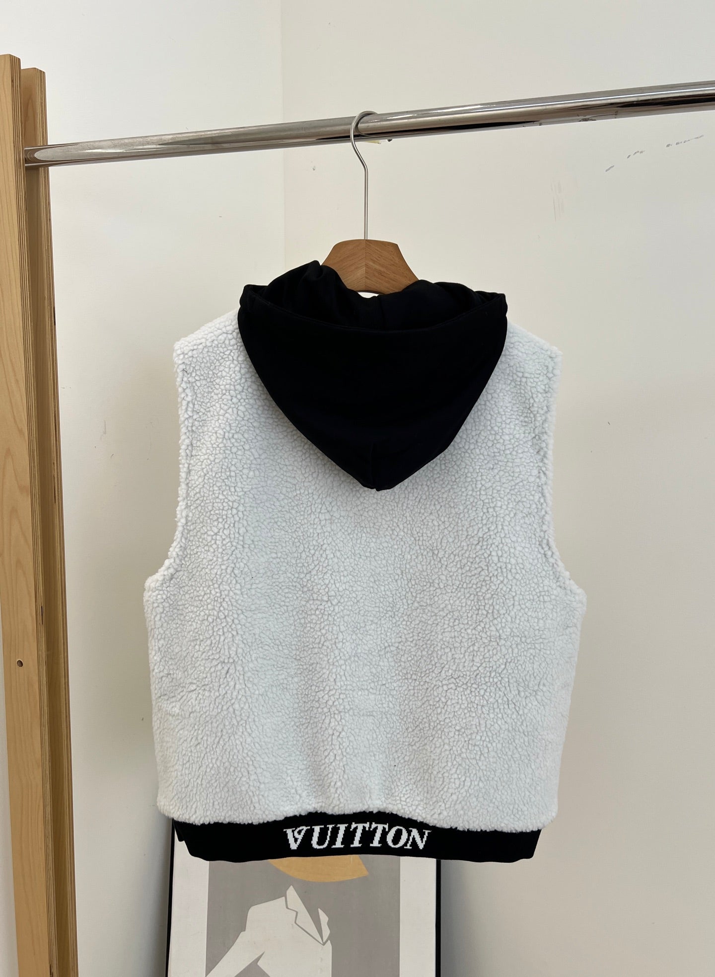 LV 25S HOODED VEST 0072