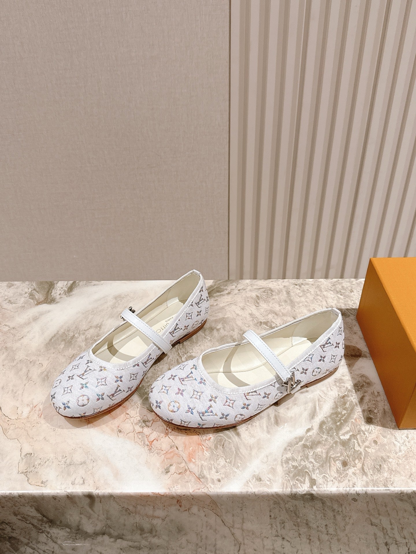 LV BALLET FLAT IN WHITE MONOGRAM CANVAS