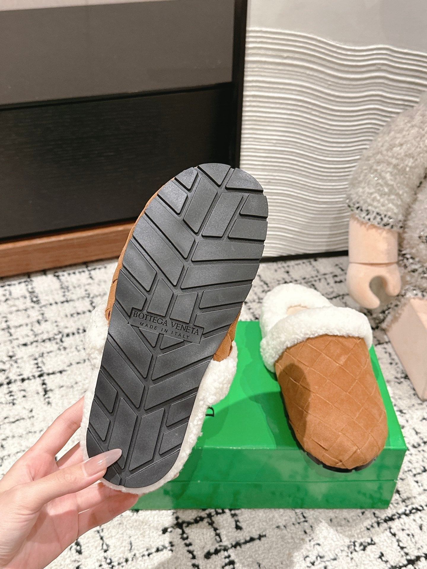 REGGIE SLIPPER IN BRONZE BROWN SUEDE AND SHEARLING LINING