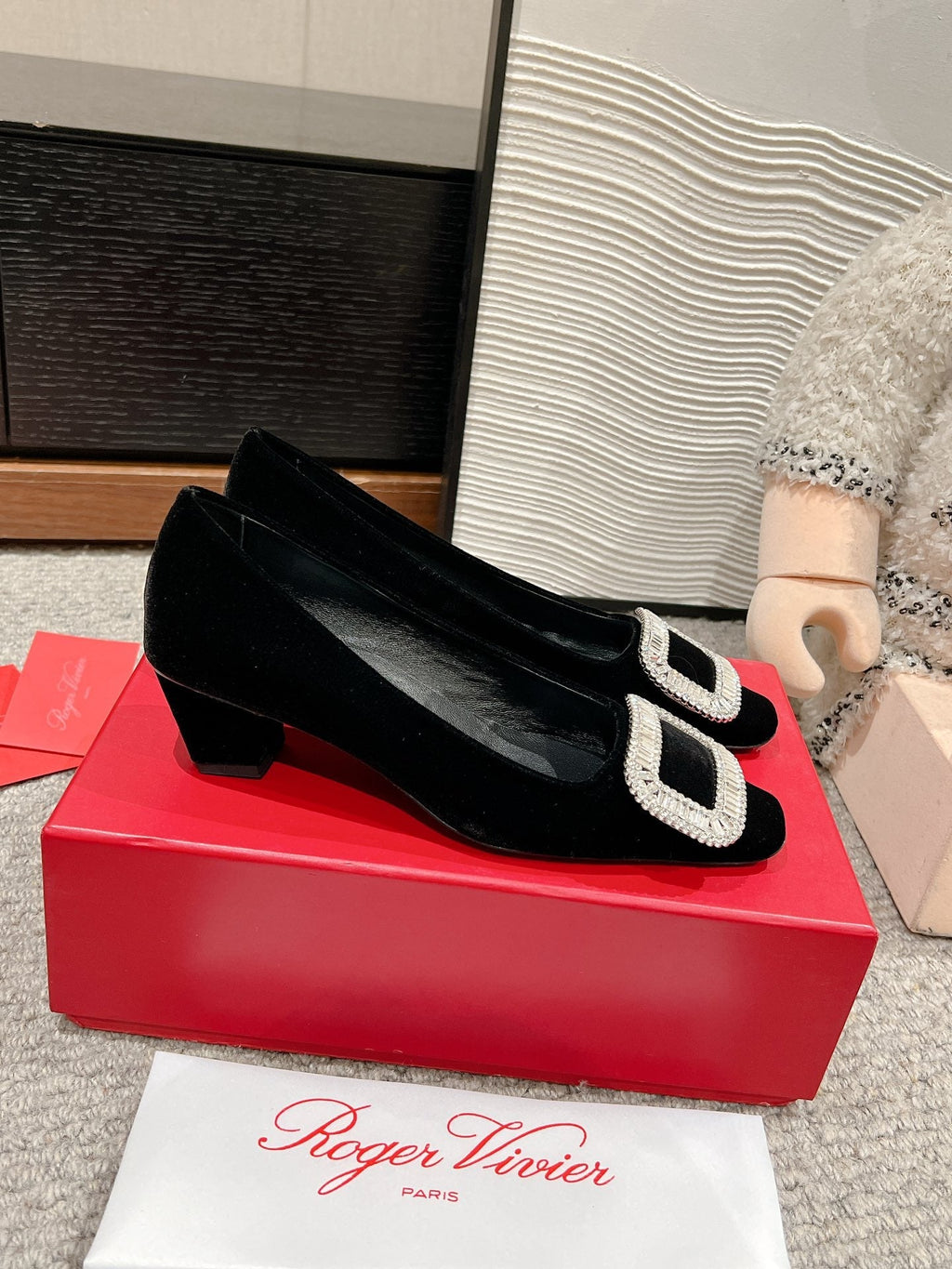 BELLE VIVIER PUMPS IN BLACK VELVET