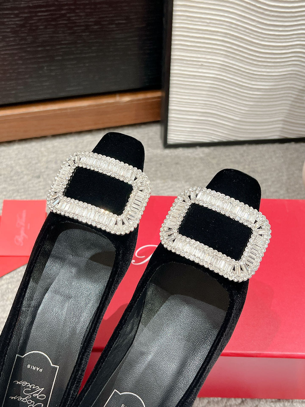 BELLE VIVIER PUMPS IN BLACK VELVET