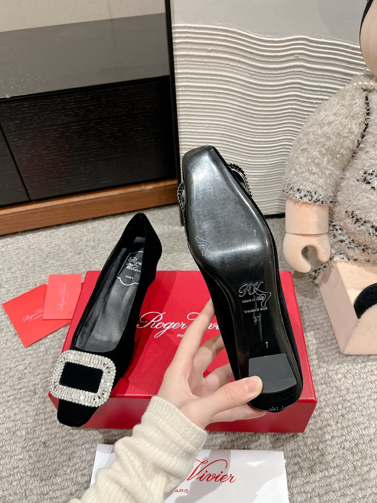 BELLE VIVIER PUMPS IN BLACK VELVET