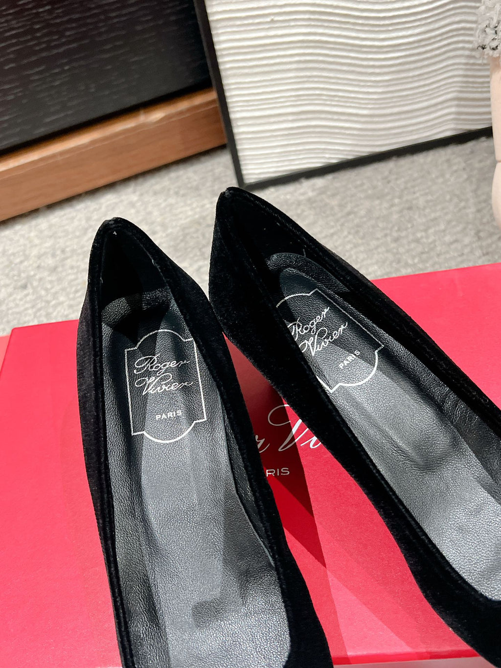 BELLE VIVIER PUMPS IN BLACK VELVET