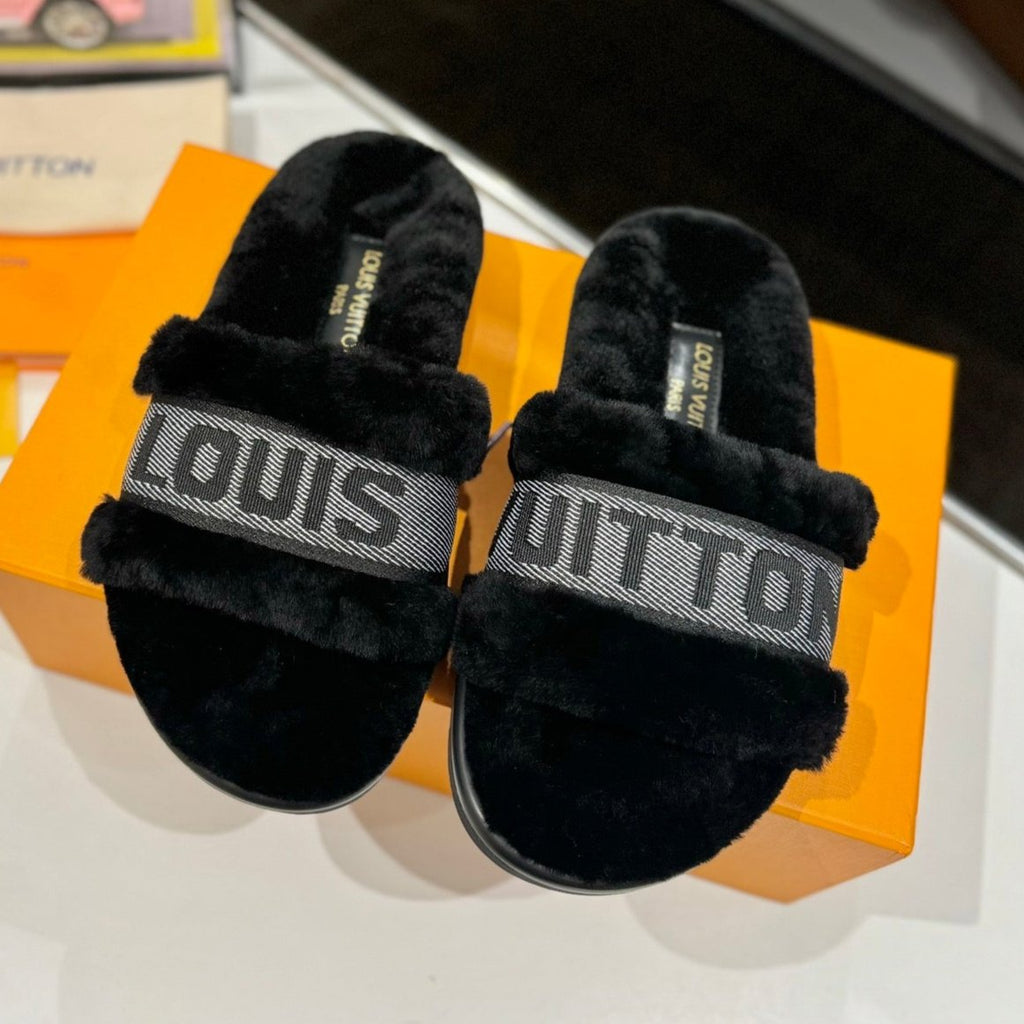 FURRY SLIPPER IN BLACK SHEARLING