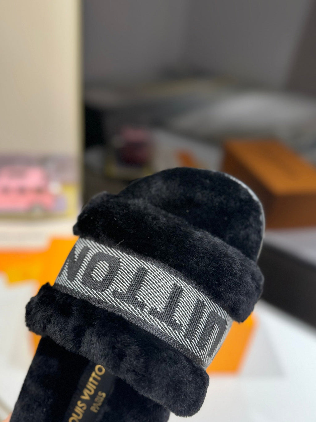 FURRY SLIPPER IN BLACK SHEARLING