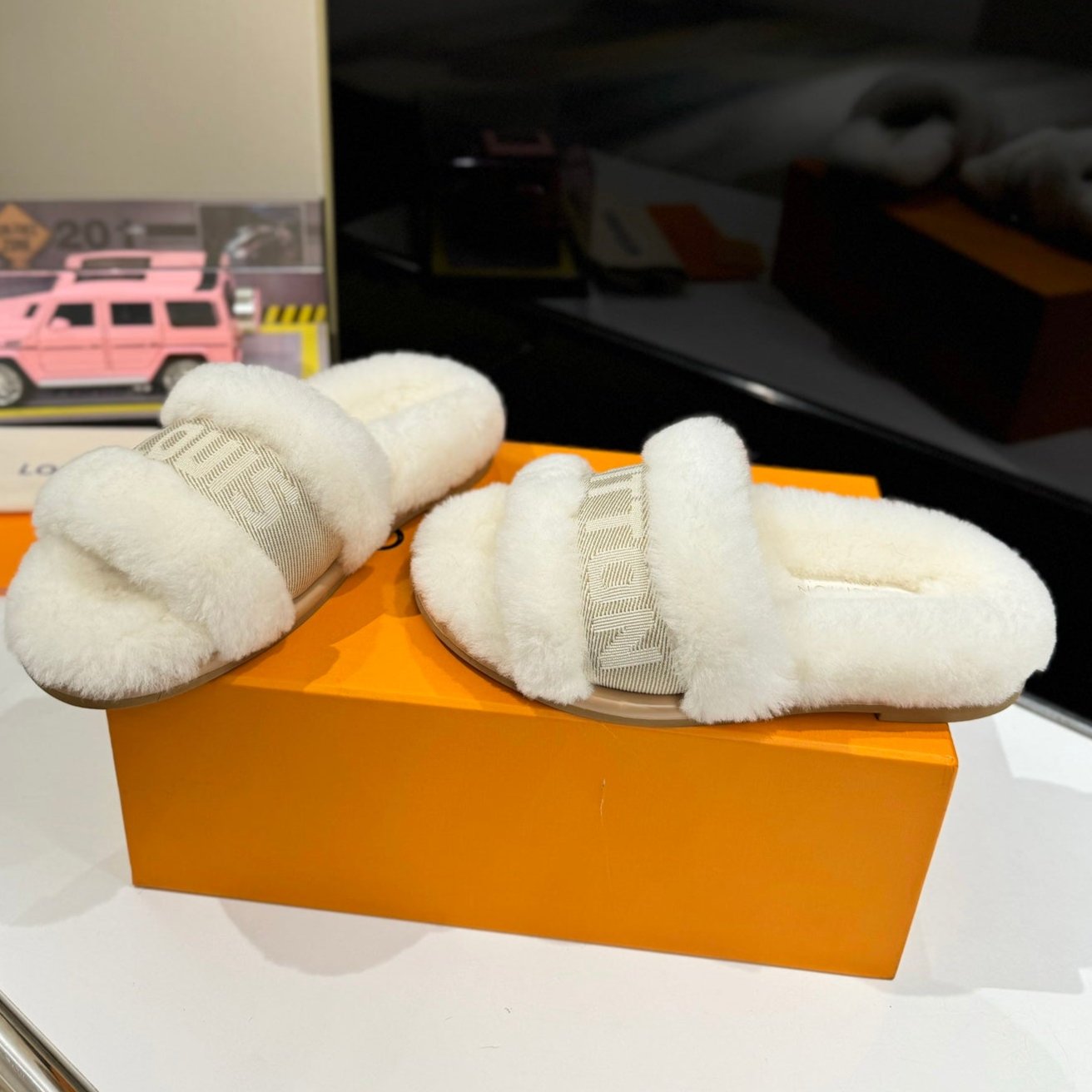 FURRY SLIPPER IN WHITE SHEARLING