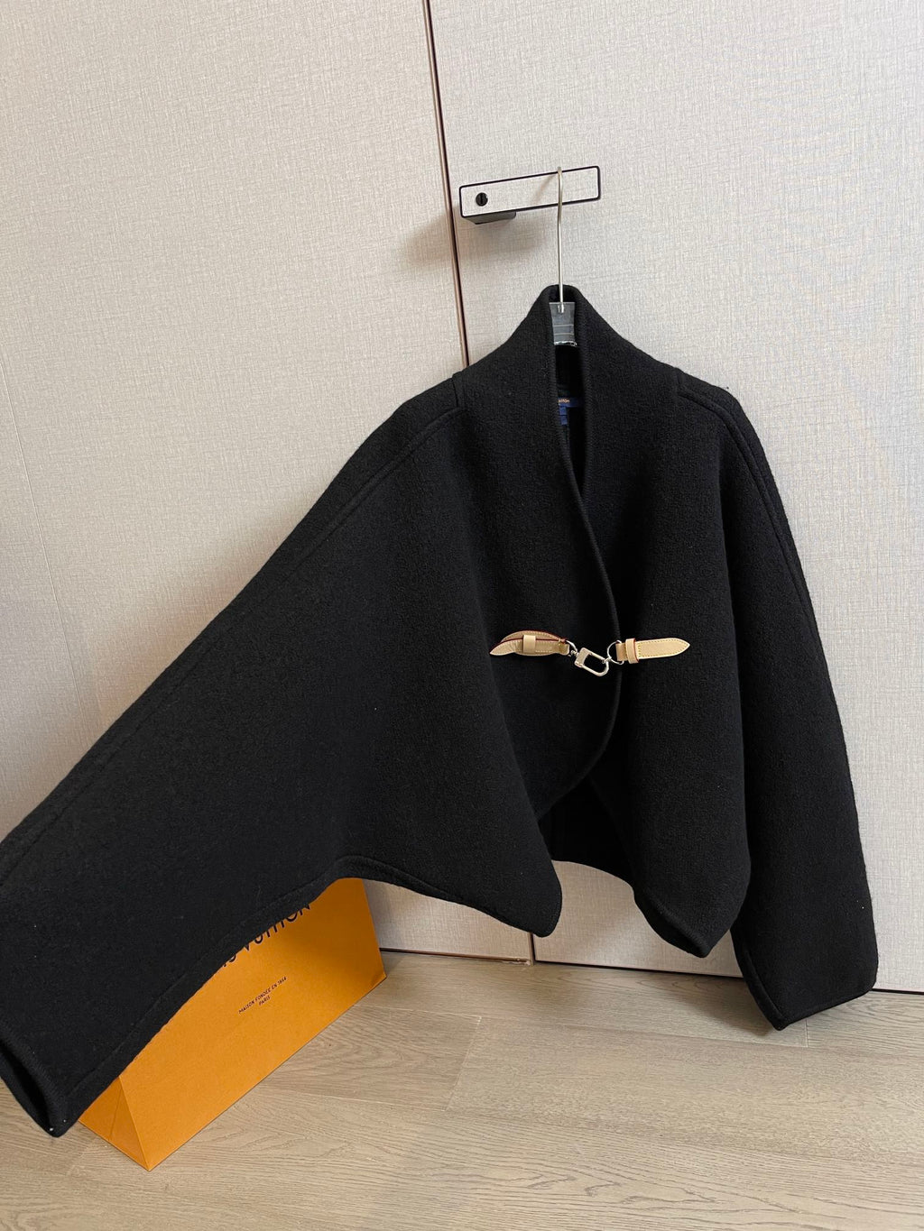 LV 25S WOOL CAPE COAT 0017