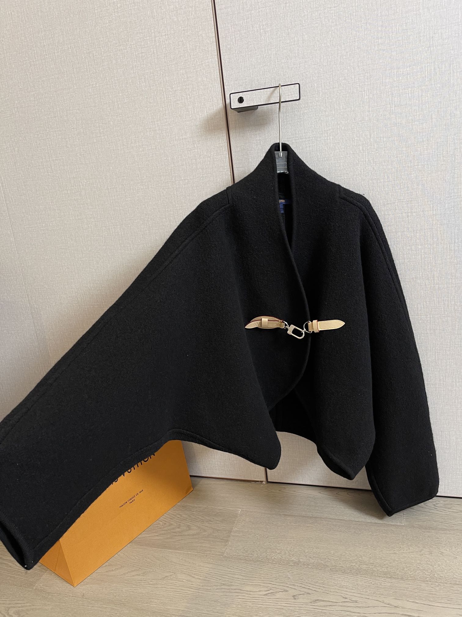LV 25S WOOL CAPE COAT 0017