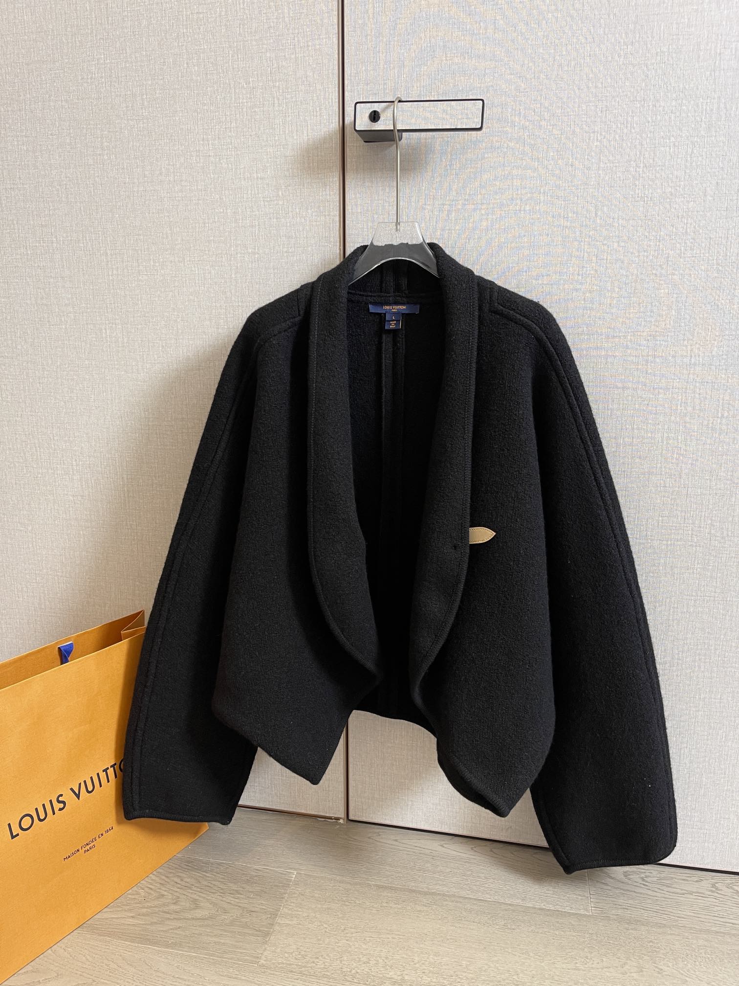 LV 25S WOOL CAPE COAT 0017