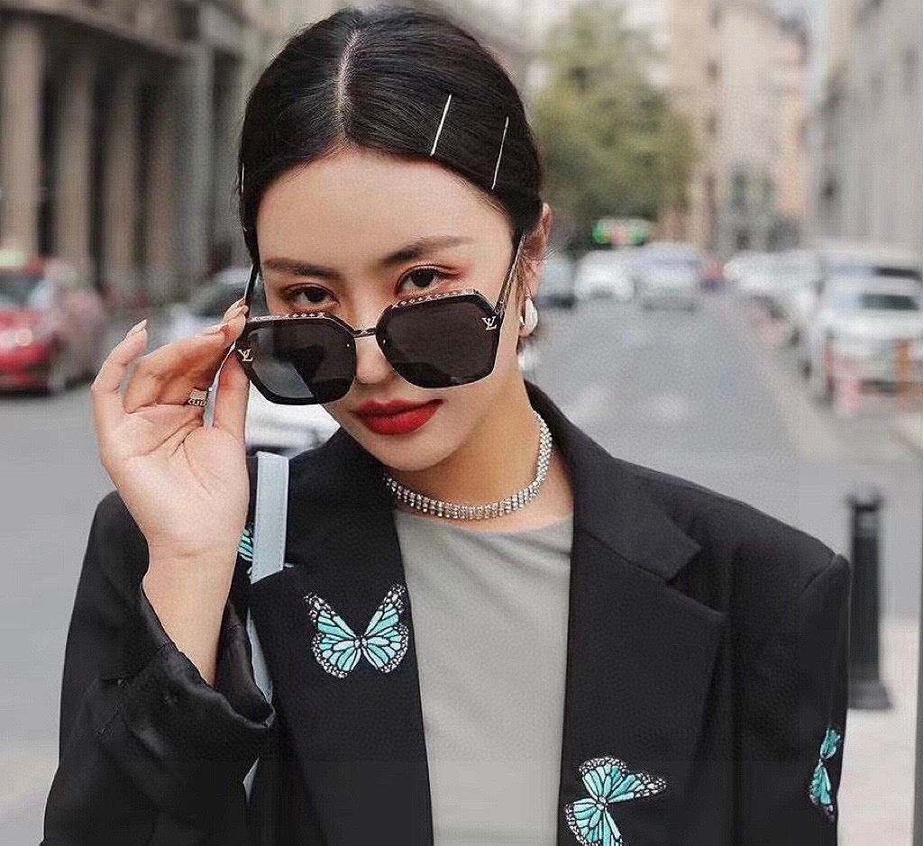 SQUARE SUNGLASSES L30157 IN BLACK ACETATE MONOGRAM LOGO