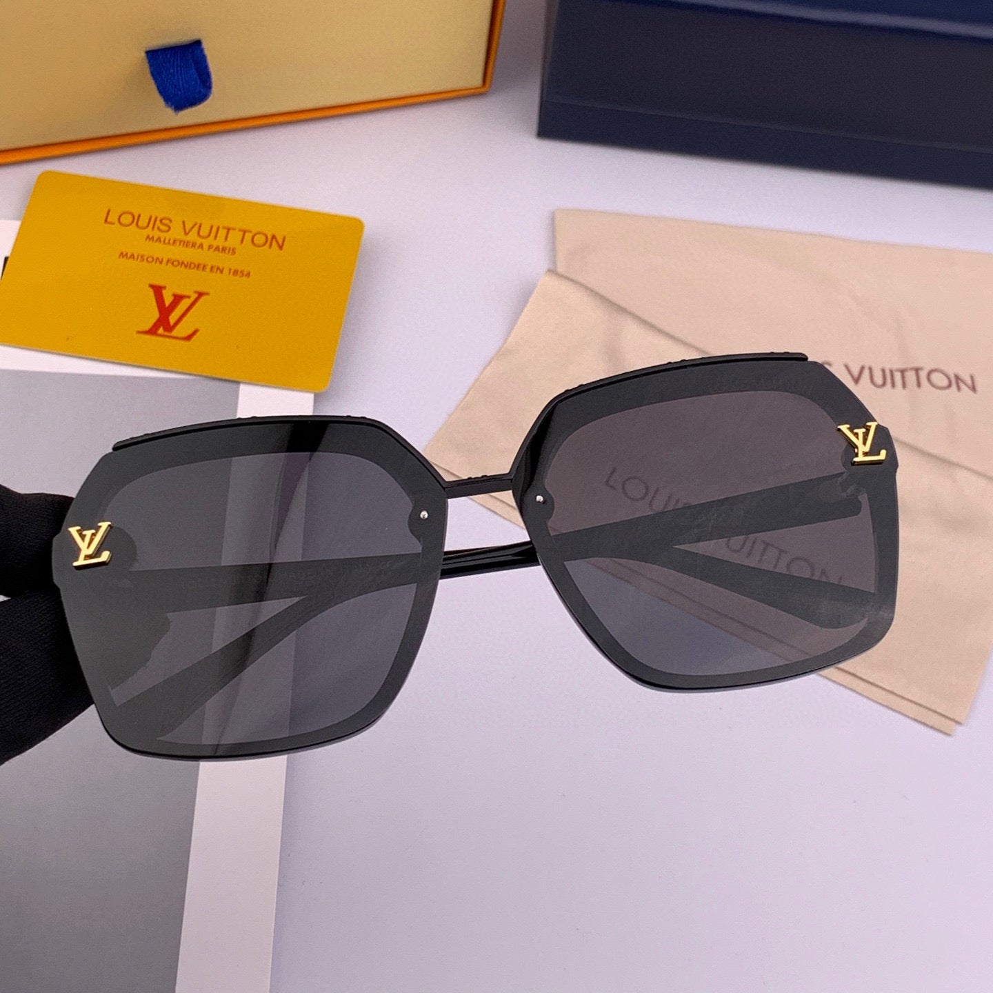 SQUARE SUNGLASSES L30157 IN BLACK ACETATE MONOGRAM LOGO