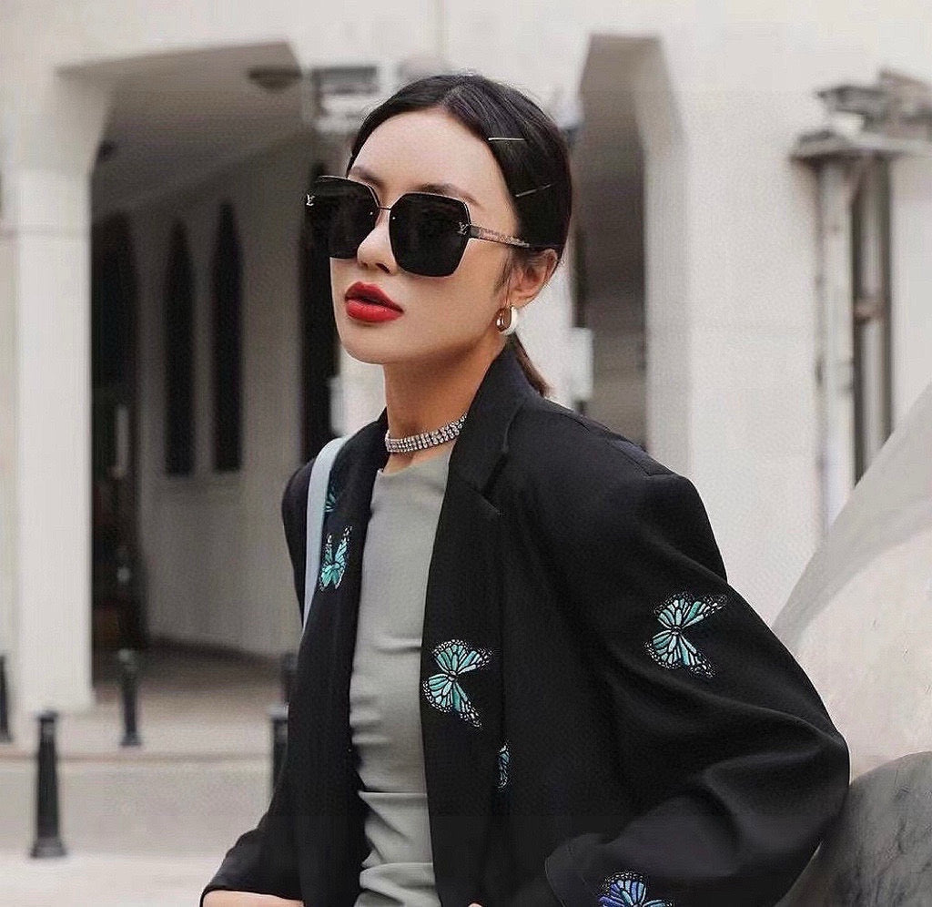 SQUARE SUNGLASSES L30157 IN BLACK ACETATE MONOGRAM LOGO