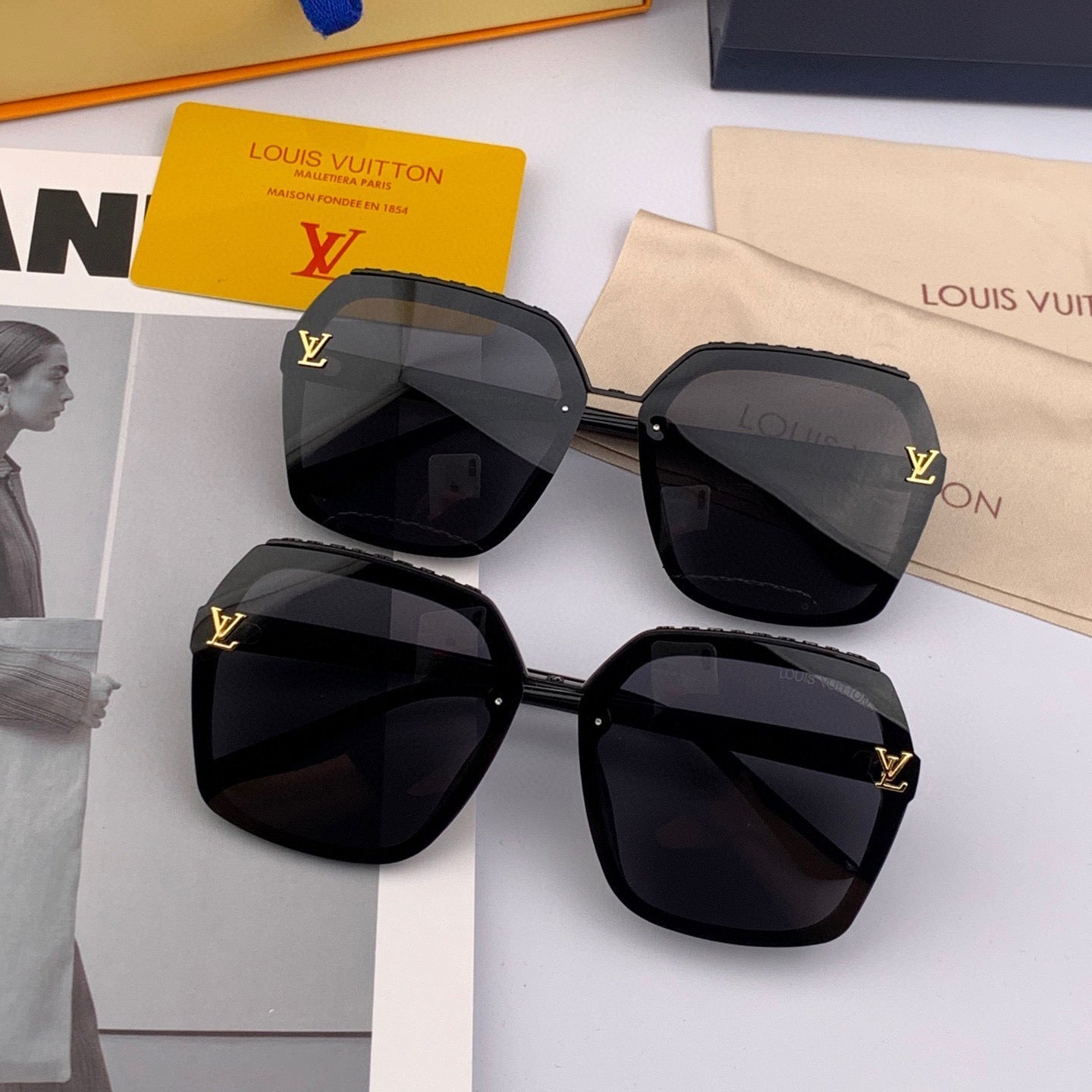 SQUARE SUNGLASSES L30157 IN BLACK ACETATE MONOGRAM LOGO