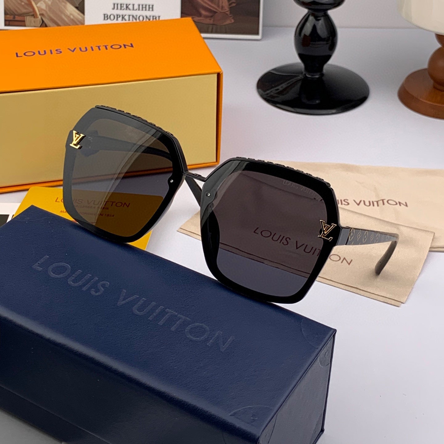 SQUARE SUNGLASSES L30157 IN BLACK ACETATE MONOGRAM LOGO