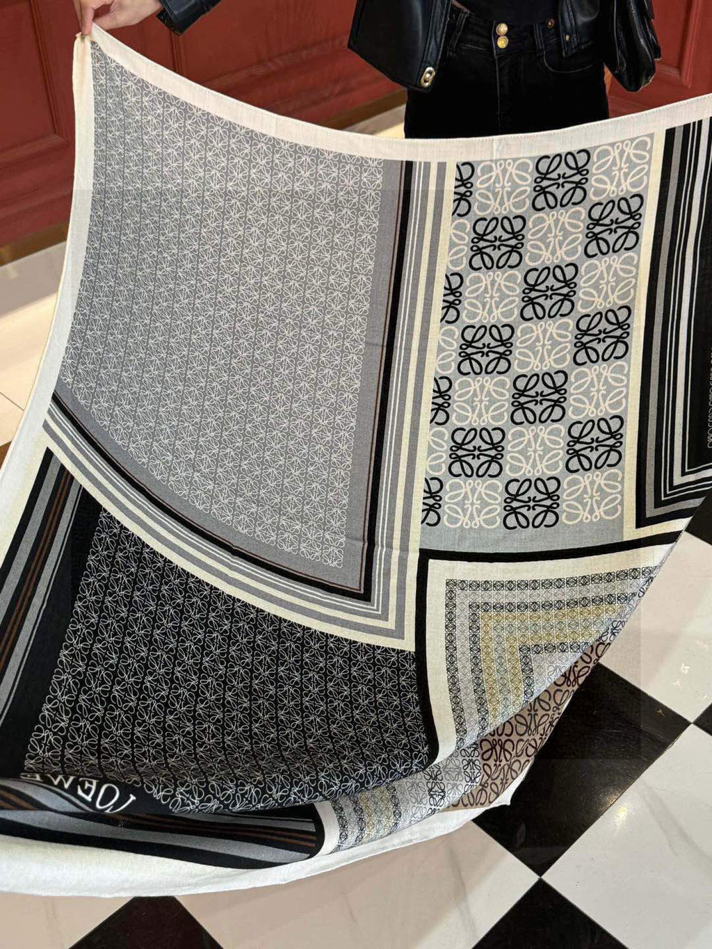 LOEWE 25S SCARF 140 IN CASHMERE SILK 738548