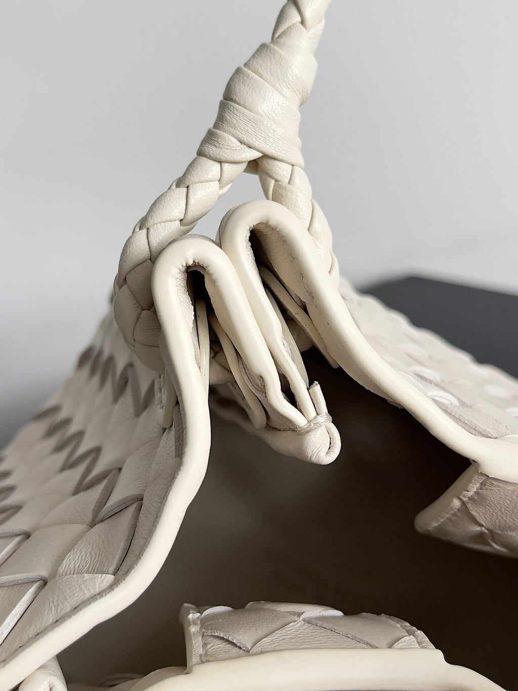 BV Small Parachute 21 Sea Salt Lambskin Ghw