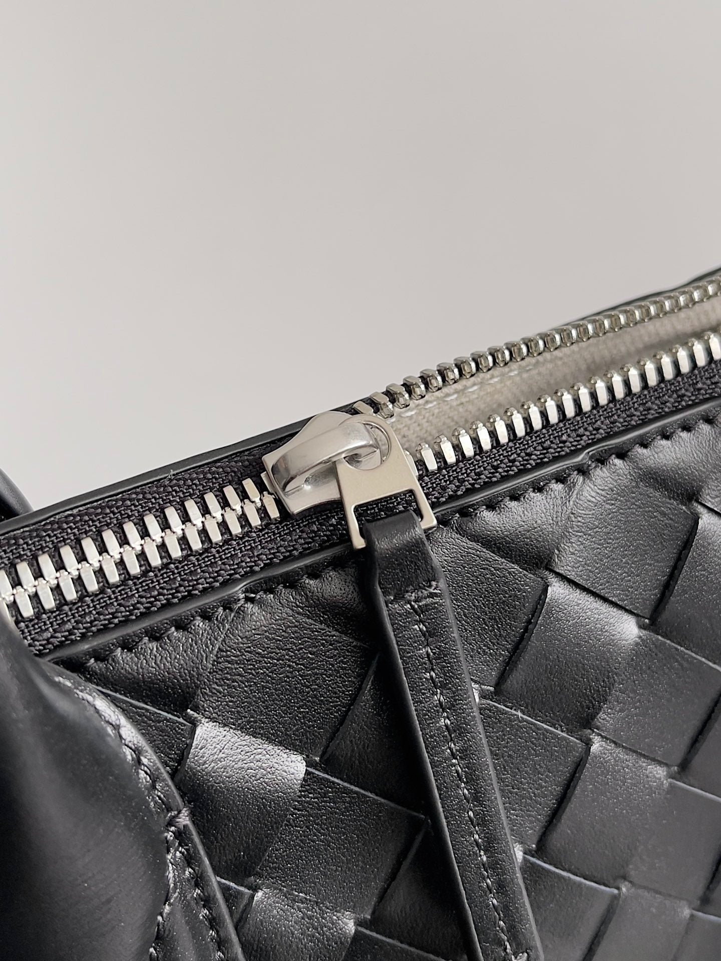 BOTTEGA VENETA 25S ANDIAMO LARGE INTRECCIATO 39 IN BLACK CALFSKIN