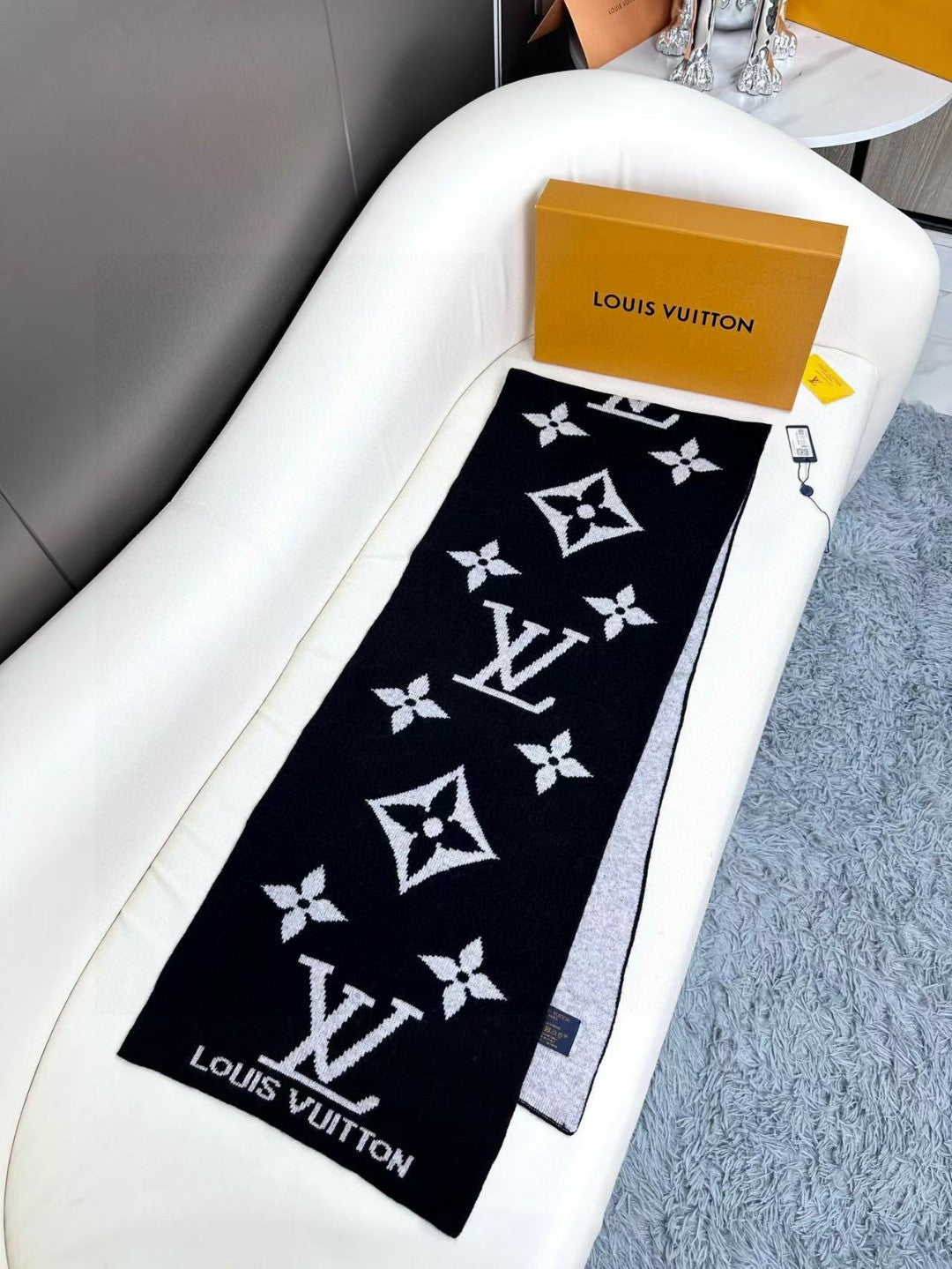 LV SCARF 180 CM IN CASHMERE 700777