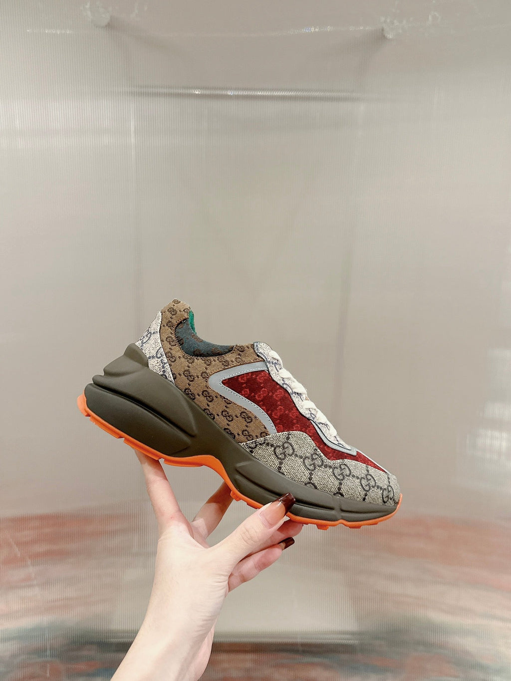 GG RHYTON TRAINER LIGHT GRAY AND SCARLET CALFSKIN