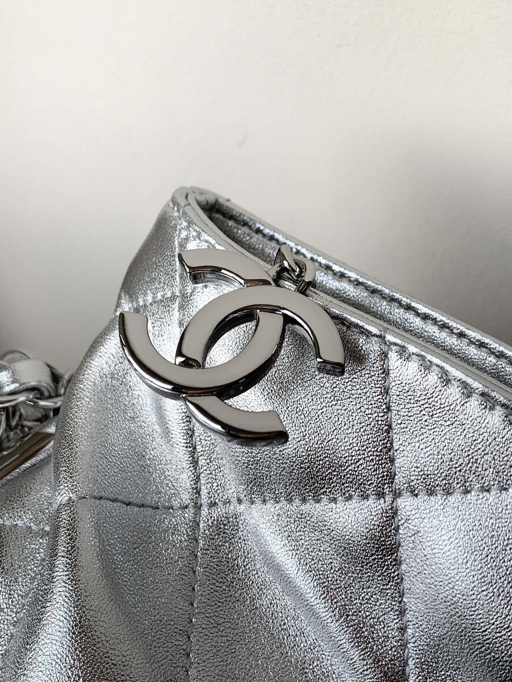 CHANEL 25S HOBO BAG 30 CM IN SILVER LAMBSKIN