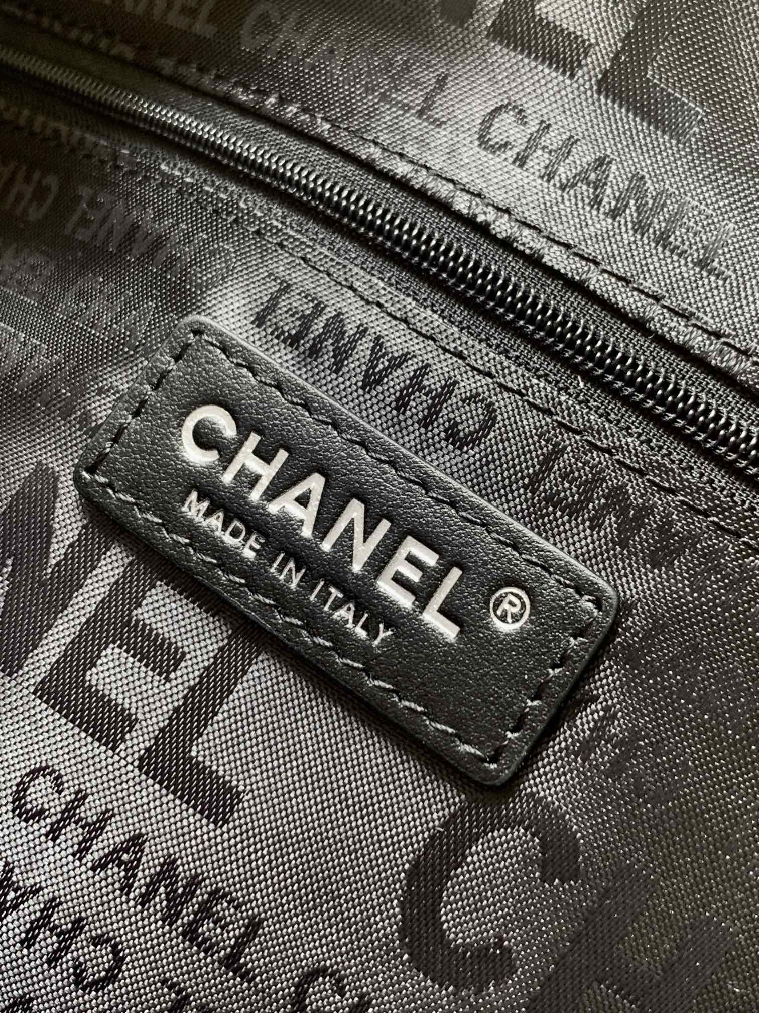 CHANEL 25S HOBO BAG 40 CM IN BLACK SMOOTH CALFSKIN