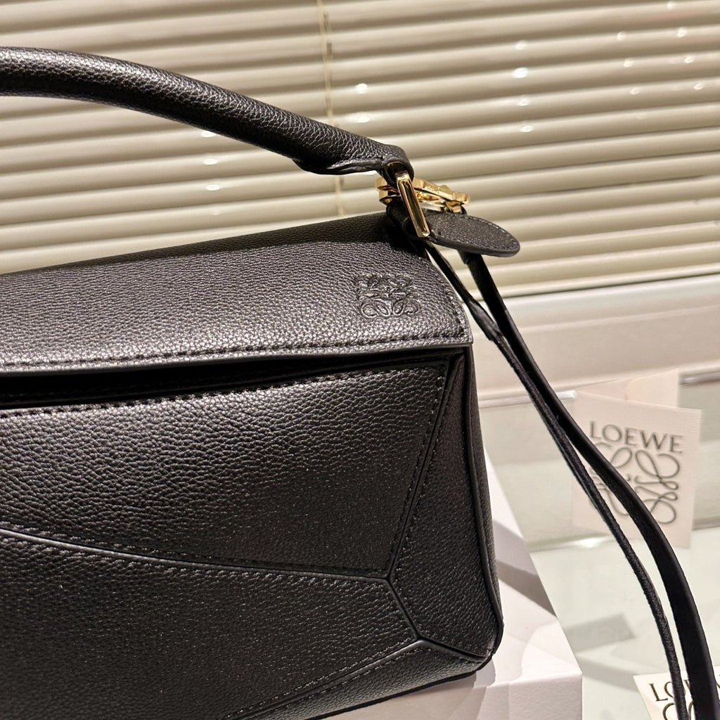 LOE MEDIUM 25 PUZZLE BAG IN BLACK GRAINED CALFSKIN