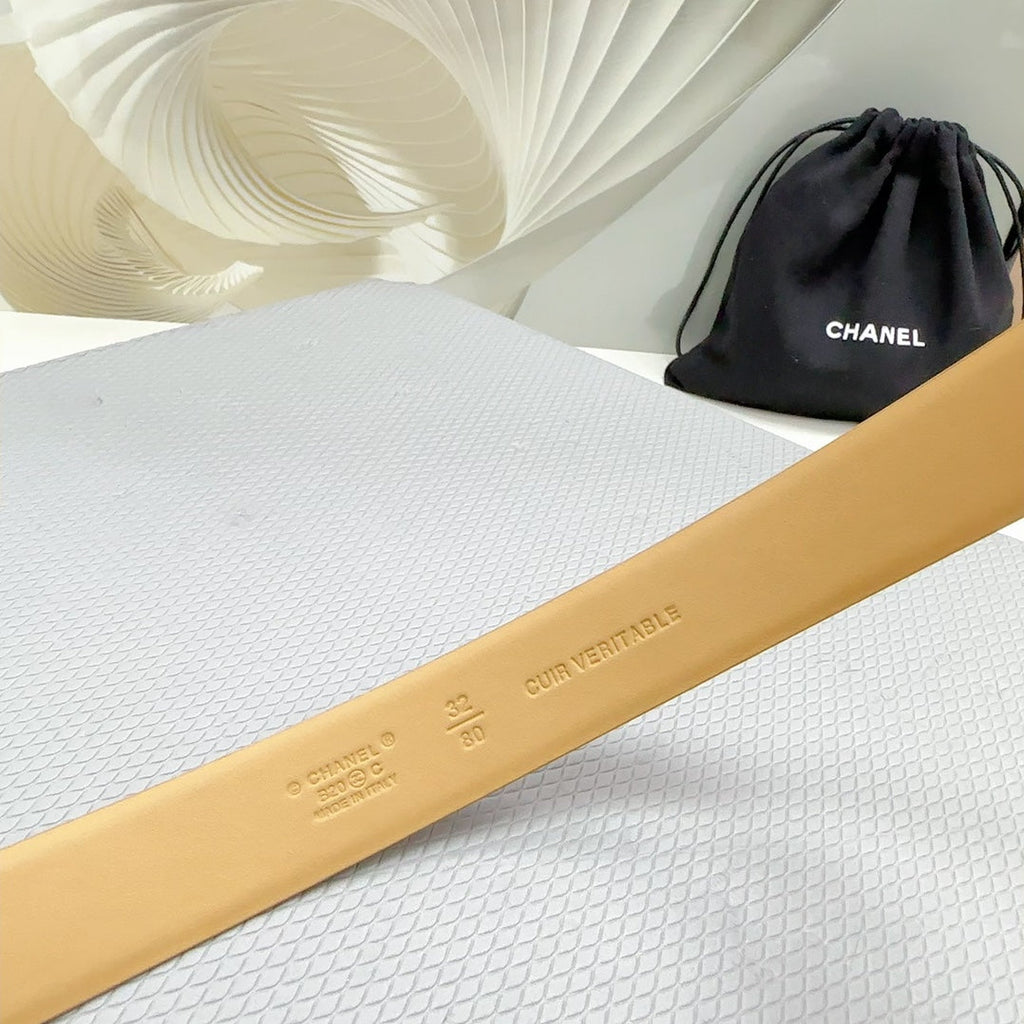 CC 30MM BELT IN GOLDENROD BROWN SHINNY CALFSKIN WHITE LOGO