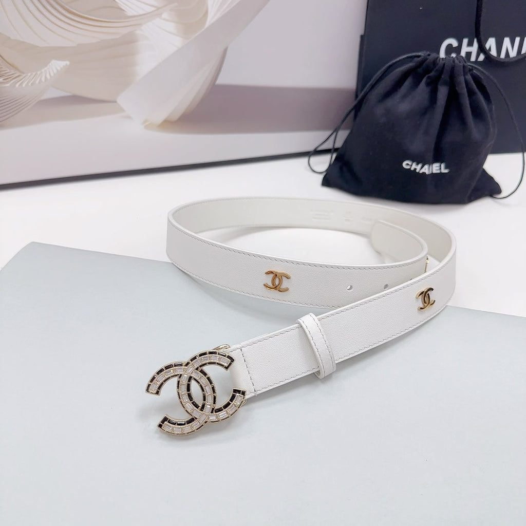 CC 30MM BELT IN WHITE SMOOTH CALFSKIN METAL LOGO GOLD HARDWARE