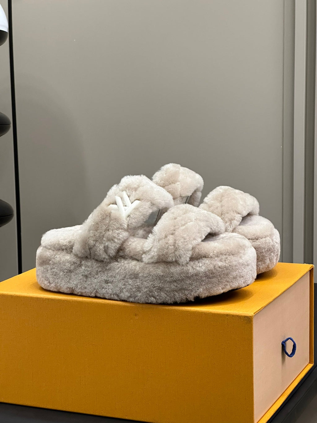 LV WOMEN SUNSET PLATFORM COMFORT MULE IN BEIGE FLEECE