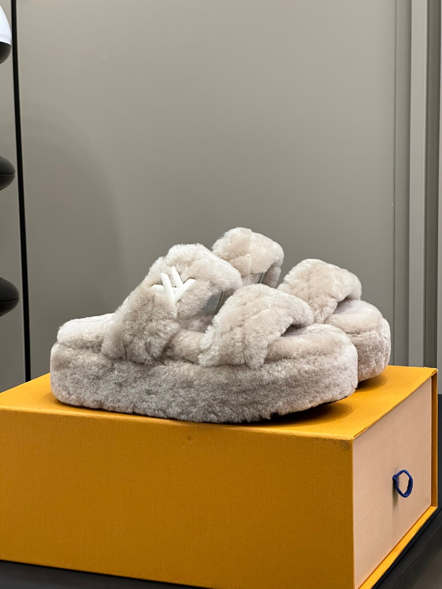 LV WOMEN SUNSET PLATFORM COMFORT MULE IN BEIGE FLEECE