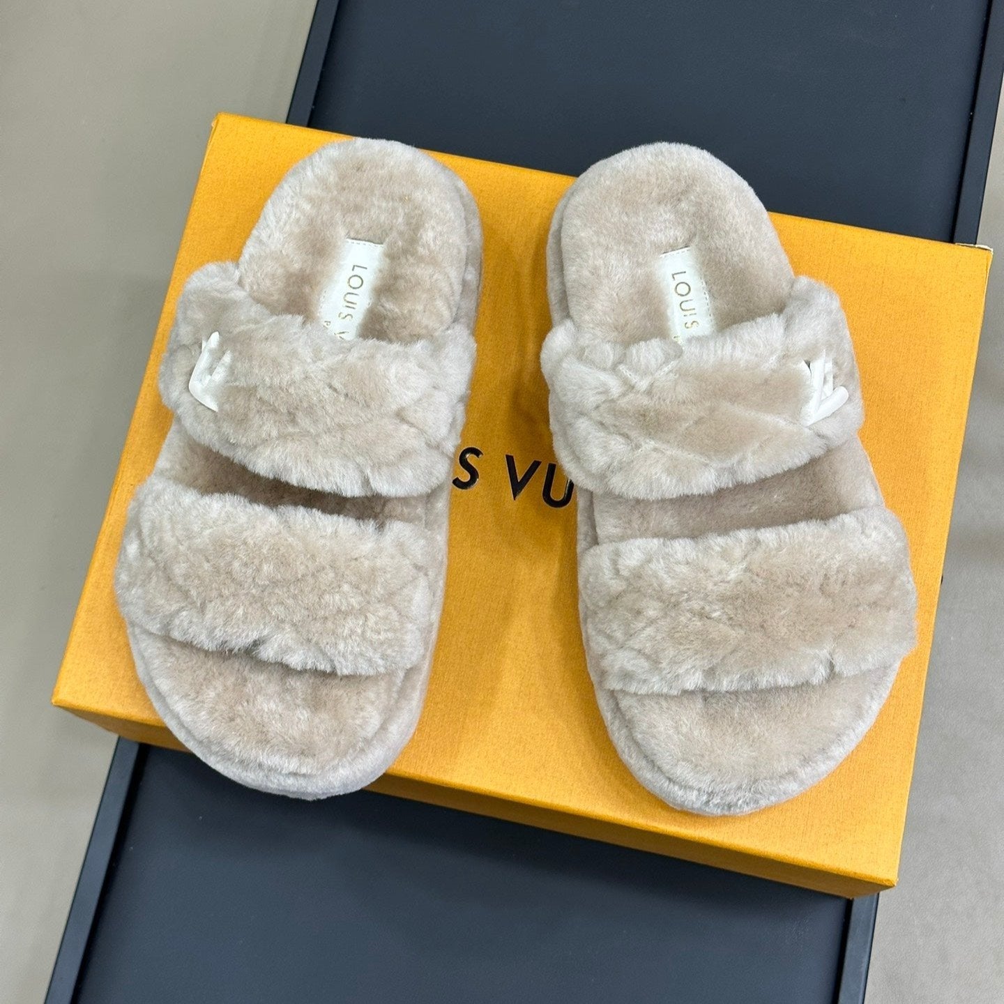 LV WOMEN SUNSET PLATFORM COMFORT MULE IN BEIGE FLEECE