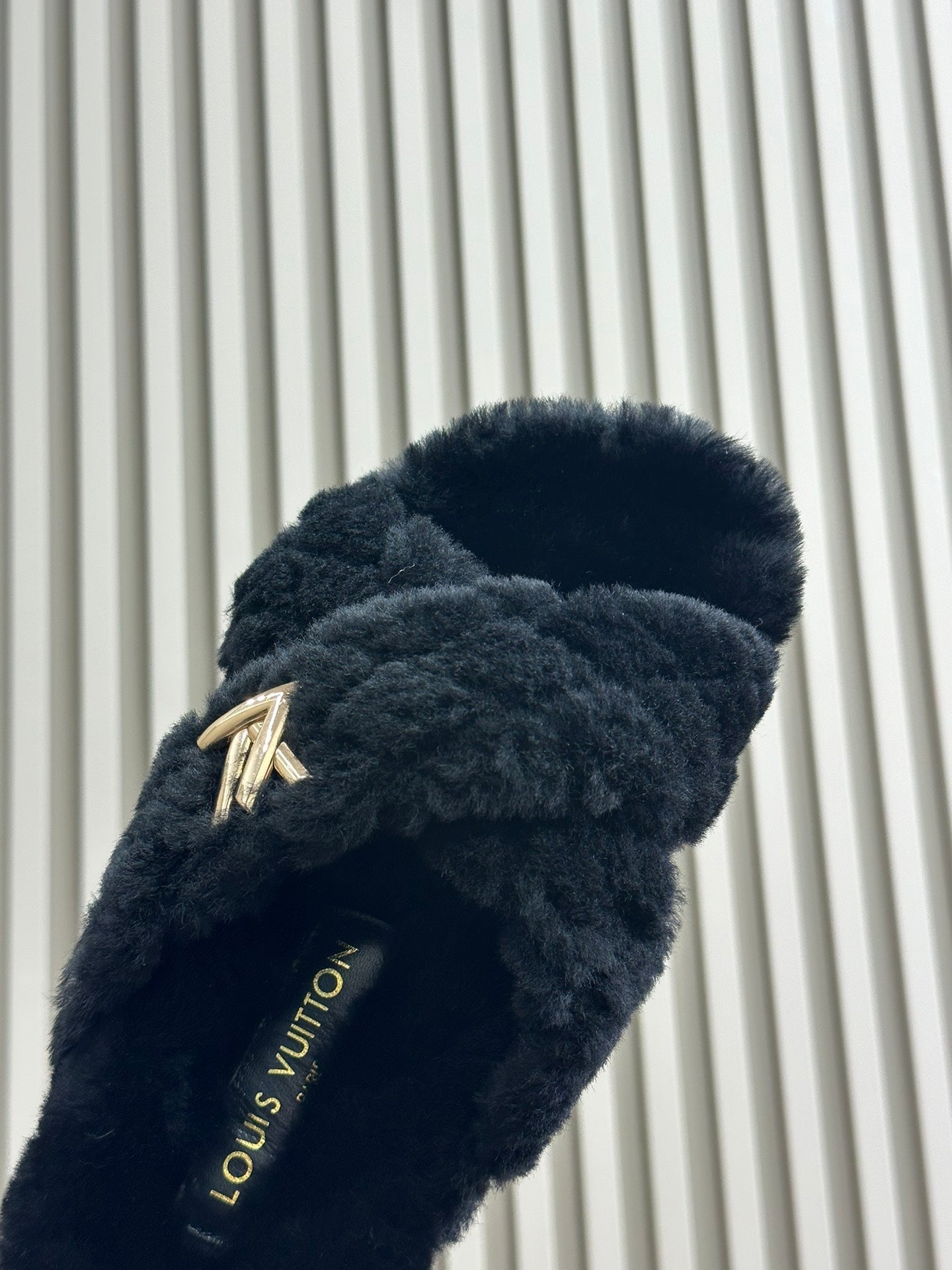 LV WOMEN'S SUNSET COMFORT FLAT MULE IN BLACK FLEECE