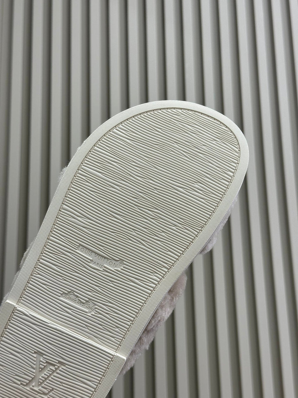 LV WOMEN'S SUNSET COMFORT FLAT MULE IN BEIGE FLEECE