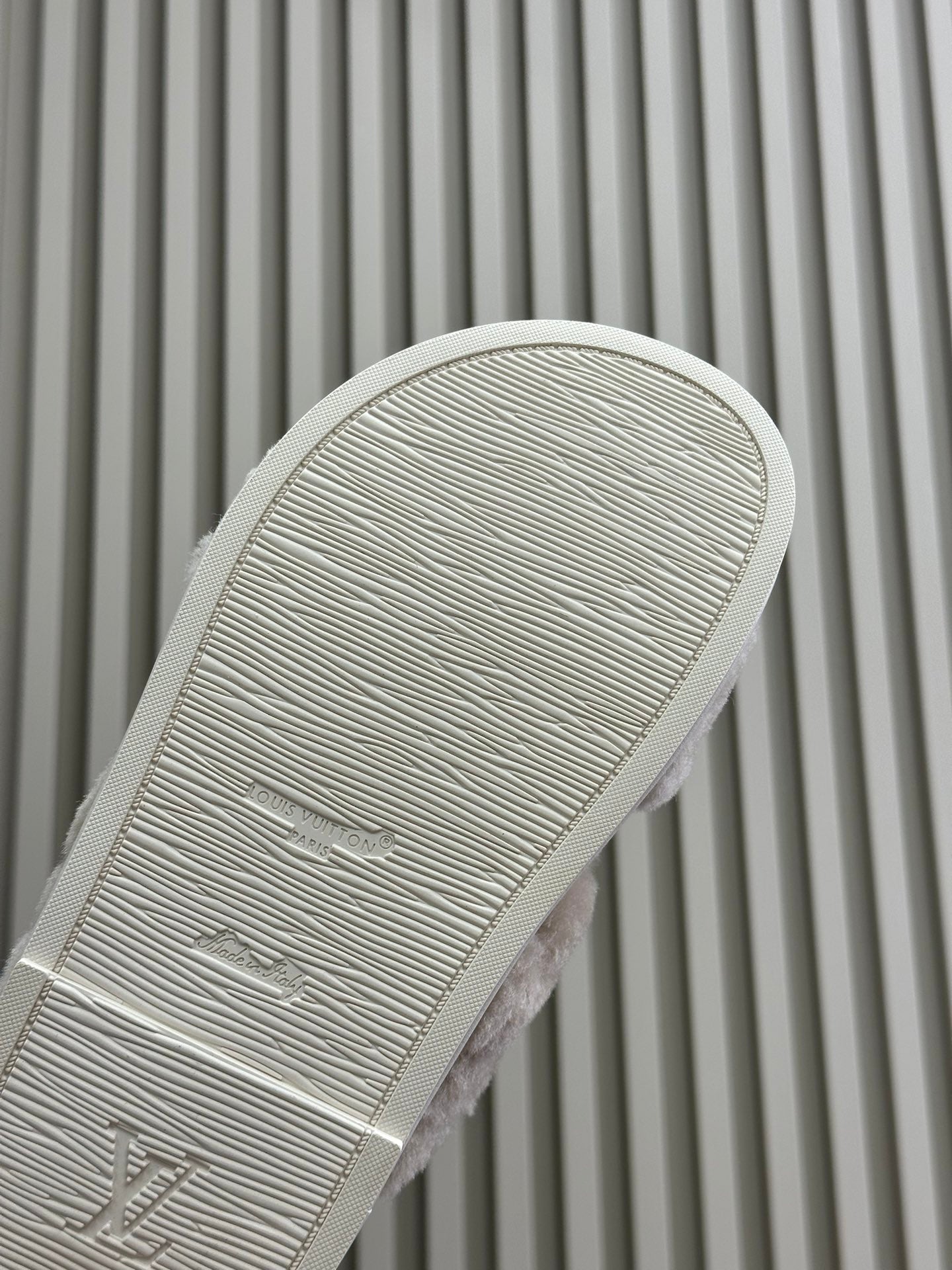 LV WOMEN'S SUNSET COMFORT FLAT MULE IN BEIGE FLEECE