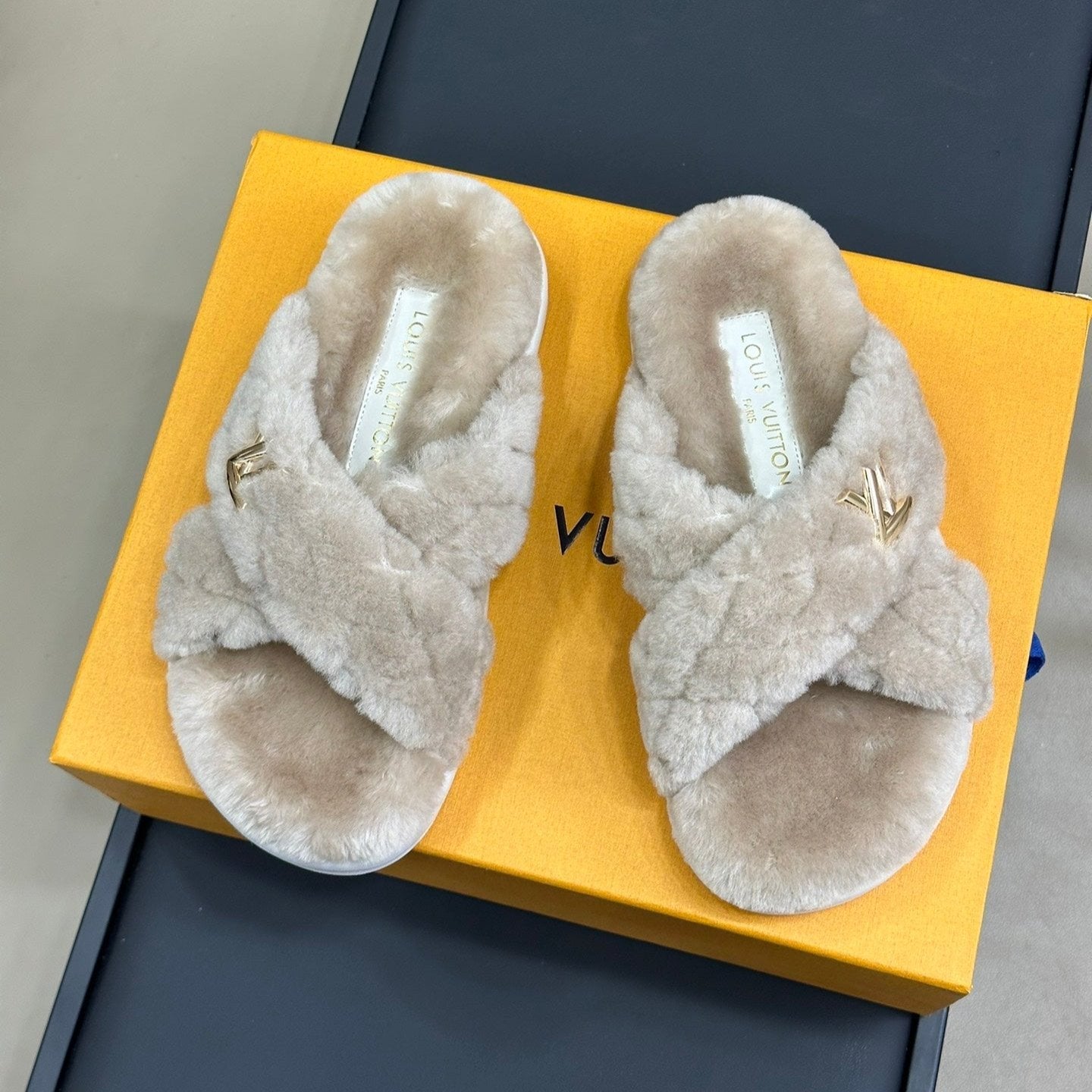 LV WOMEN'S SUNSET COMFORT FLAT MULE IN BEIGE FLEECE