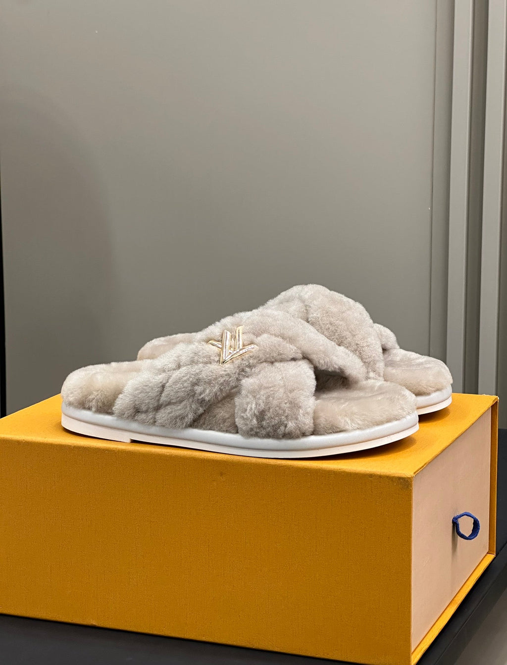 LV WOMEN'S SUNSET COMFORT FLAT MULE IN BEIGE FLEECE