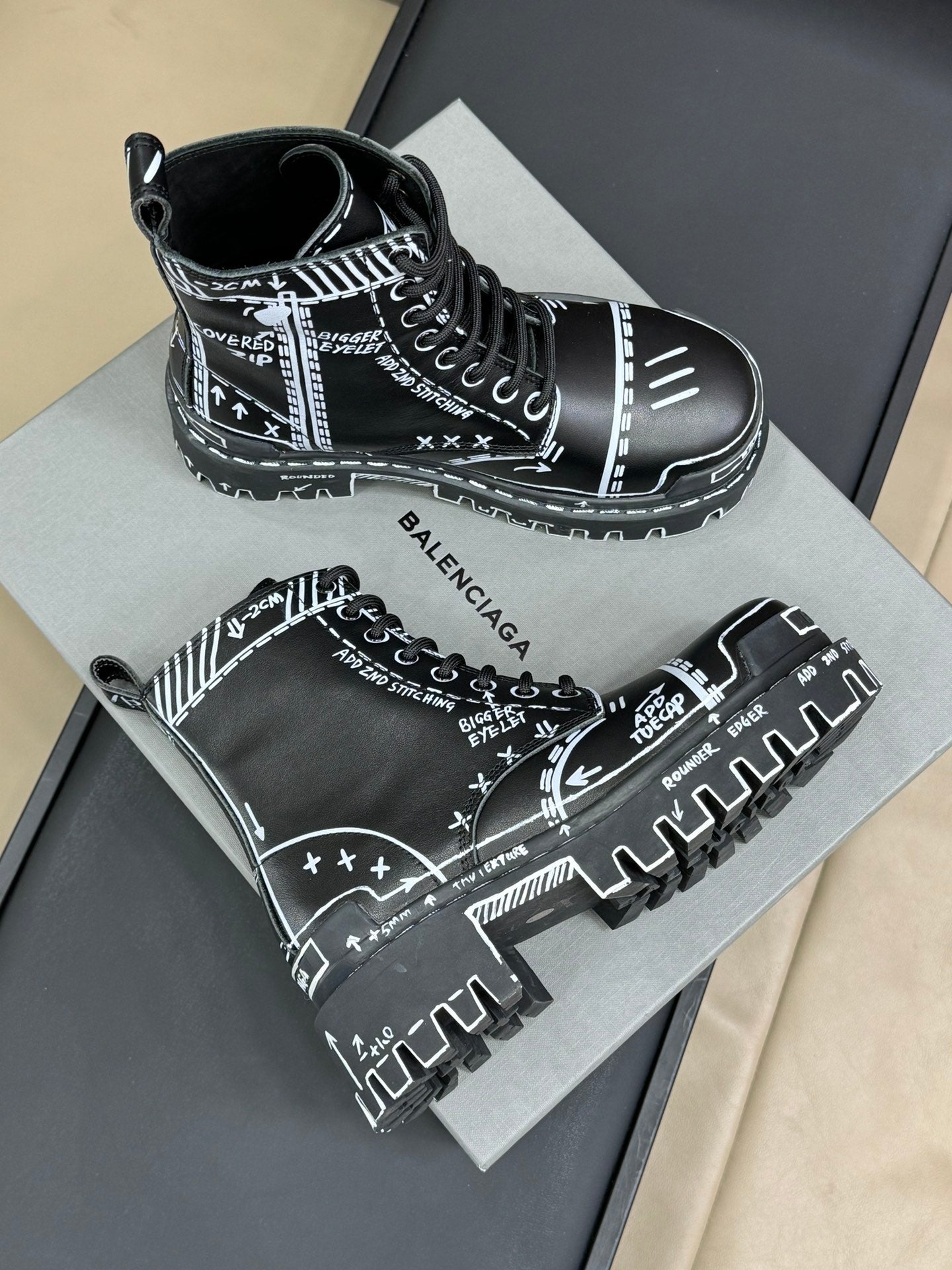 CHUNKY BOOTS IN BLACK SMOOTH CALFSKIN WHITE PRINT