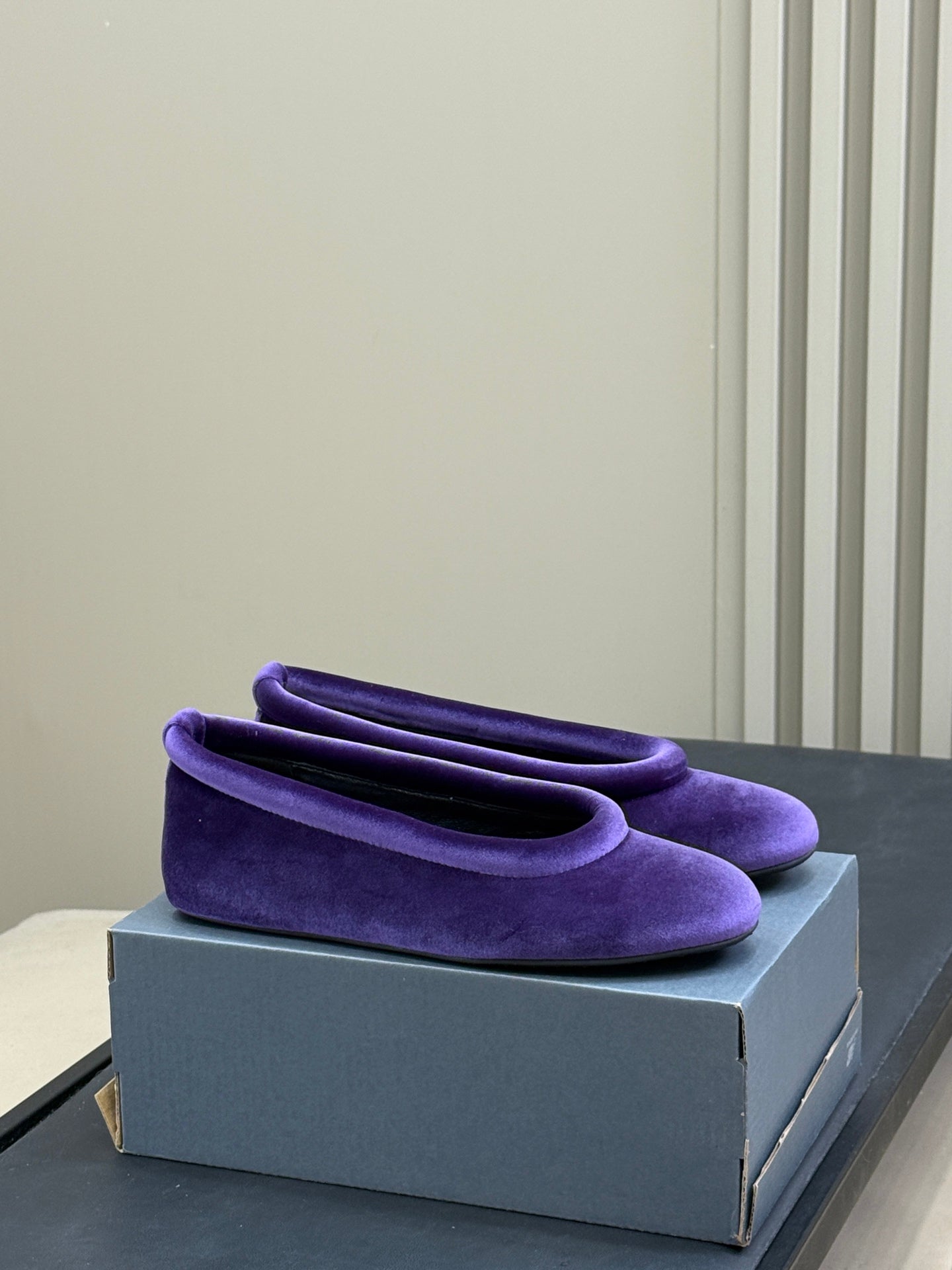 ALAIA 25S BALLET FLATS IN PURPLE VELVET