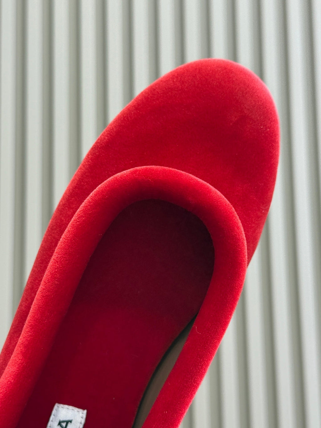 ALAIA 25S BALLET FLATS IN BRIGHT RED VELVET