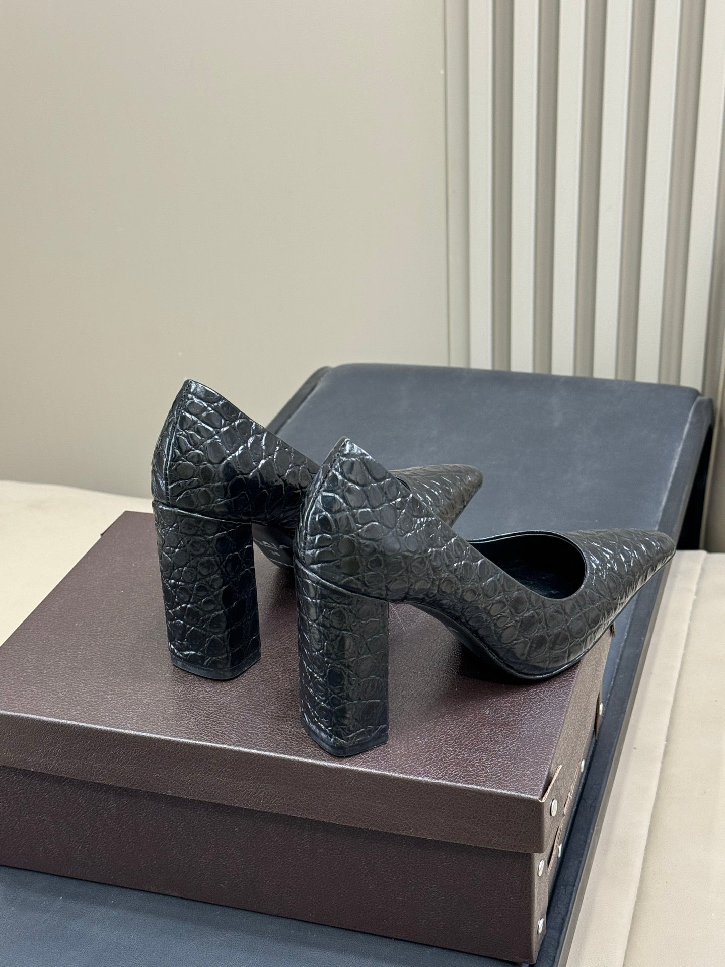 ALAIA 25S POINTY TOE PUMPS 90MM IN BLACK CALFSKIN