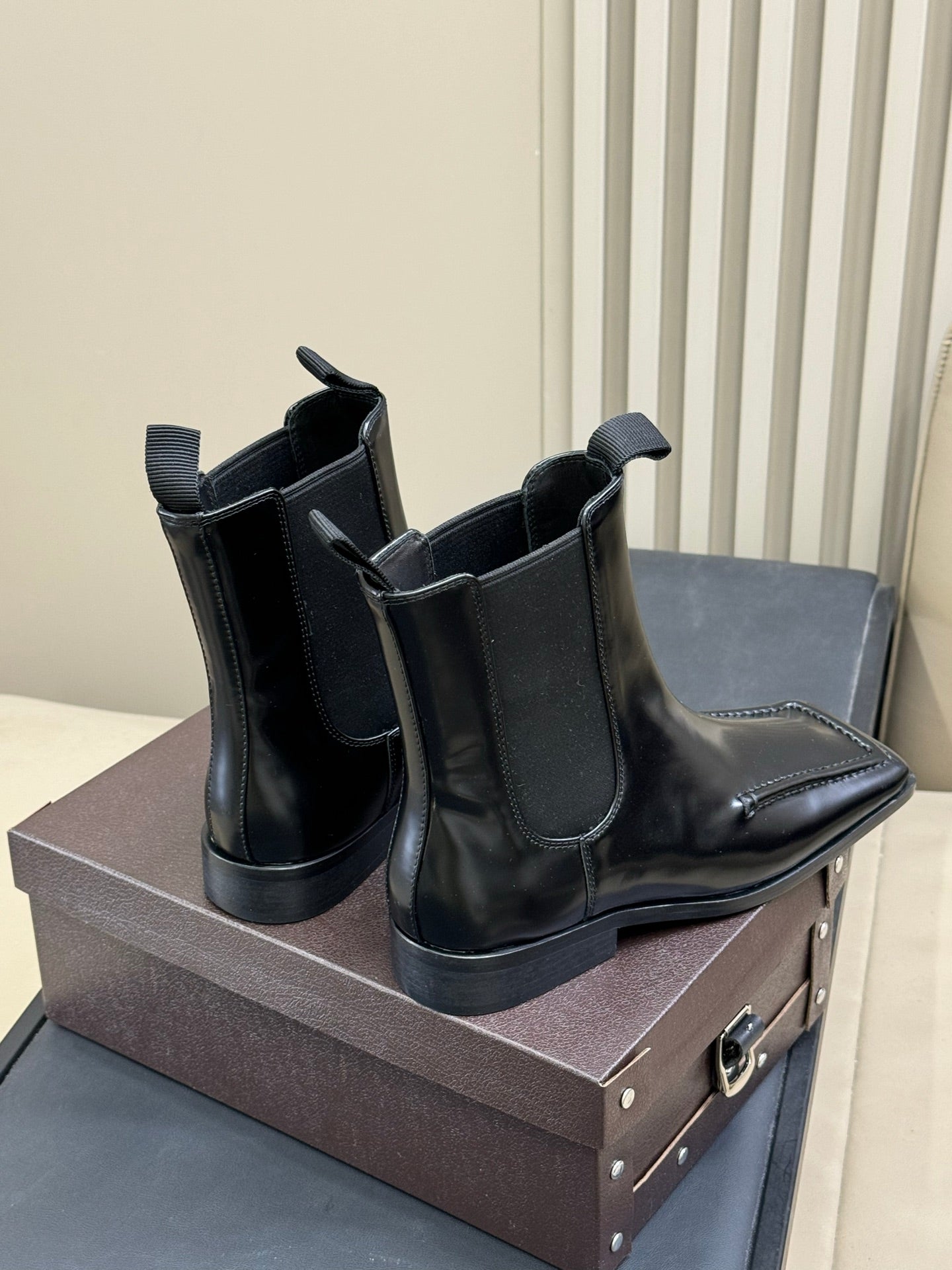 ALAIA 25S SQUARE TOE CHELSEA ANKLE BOOTS SHOES IN BLACK GLOSSY CALFSKIN